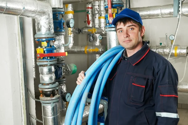Ingeniero de calefacción reparador en sala de calderas —  Fotos de Stock