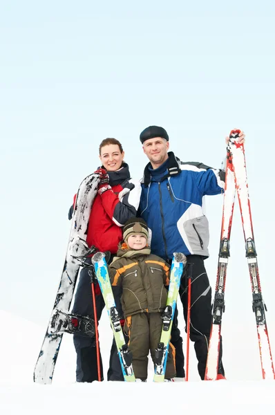 Feliz família desportiva no inverno — Fotografia de Stock