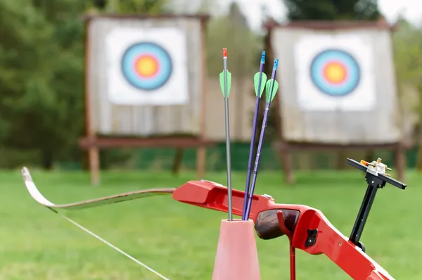 Archery equipment - bow arrows target — Stock Photo, Image