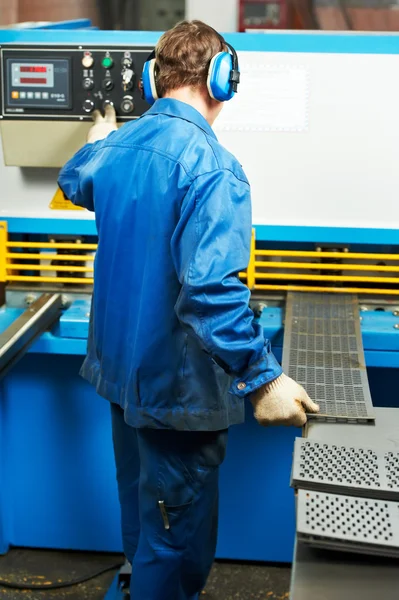 Trabalhador operando máquina guilhotina tesouras — Fotografia de Stock
