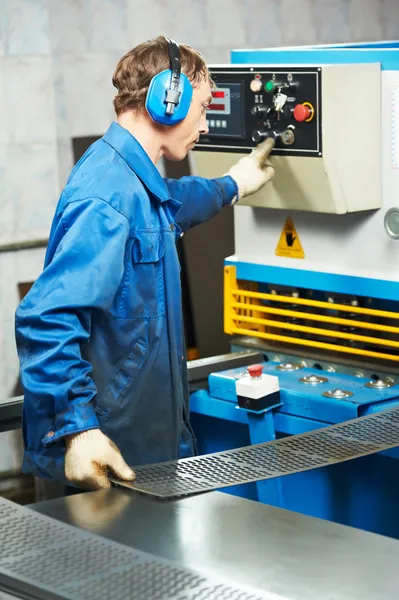 Arbetstagaren fungerande giljotin saxen maskin — Stockfoto