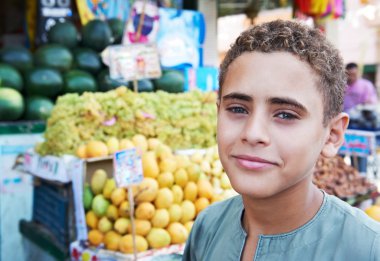 Arap gençlik meyve satın almak için davet ediyor.