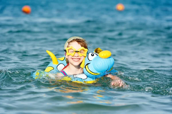Маленька дівчинка плаває в морі — стокове фото