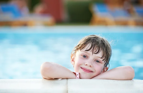 수영장에서 어린 소녀 — 스톡 사진
