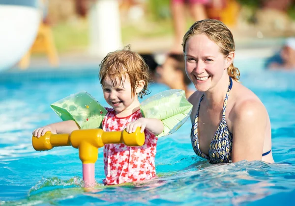 Vrouw en kind in zwembad — Stockfoto