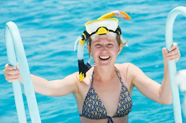 Улыбающаяся женщина с оборудованием для подводного плавания — стоковое фото