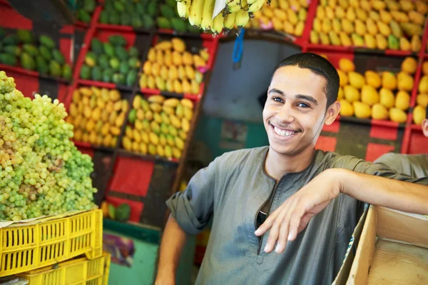 Арабская молодежь приглашает к покупке фруктов — стоковое фото