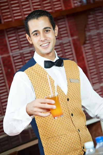 Веселый арабский бармен — стоковое фото