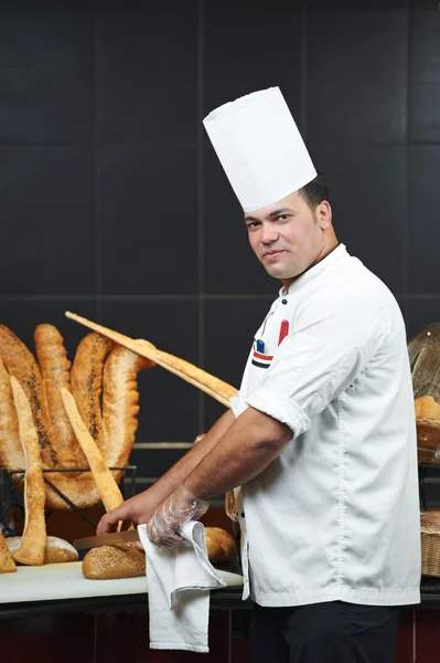 Chef arabe coupant le pain — Photo
