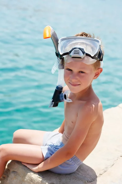 Lachende jongen met snorkeluitrusting — Stockfoto