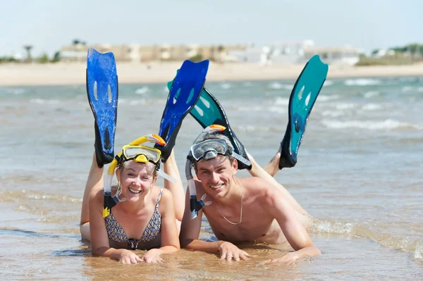 Actieve paar op zee strand met snorkel set — Stockfoto