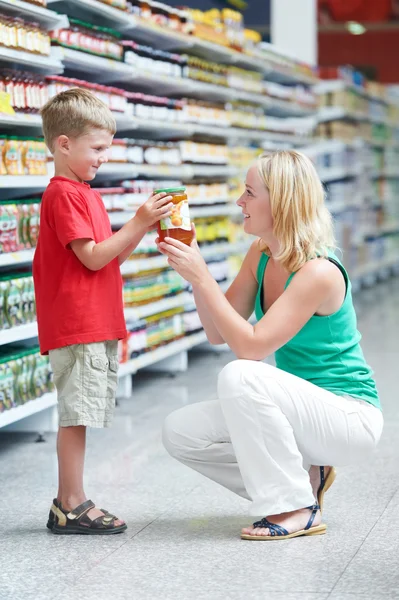 Mujer y niño haciendo compras —  Fotos de Stock