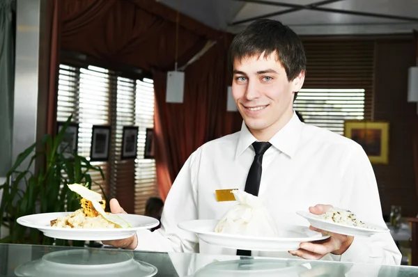 Официант в форме в ресторане — стоковое фото