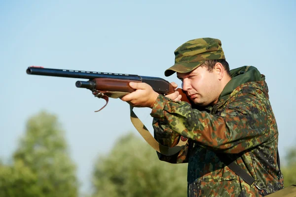 ライフル銃の銃を持つハンター — ストック写真