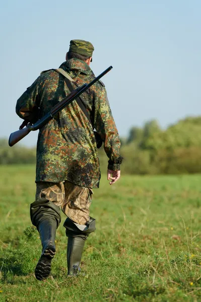 Hunter with rifle gun — Stock Photo, Image