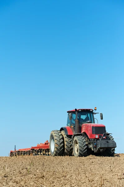 Orka traktor w dziedzinie uprawy pracy — Zdjęcie stockowe