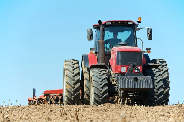 Orání traktorem na pole pěstování práce — Stock fotografie