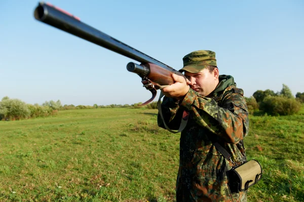 Hunter with rifle gun — Stock Photo, Image