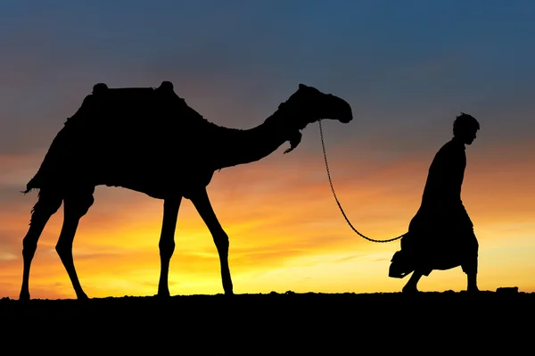 Silhouette of Arab with camel at sunrise — Stock Photo, Image