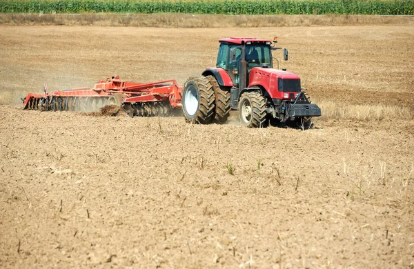 Trator de aragem no trabalho de cultivo de campo — Fotografia de Stock