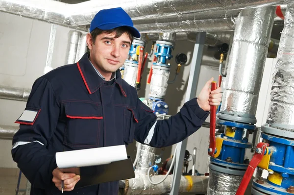 Ingenieur reparateur in Ketelruim Verwarming — Stockfoto