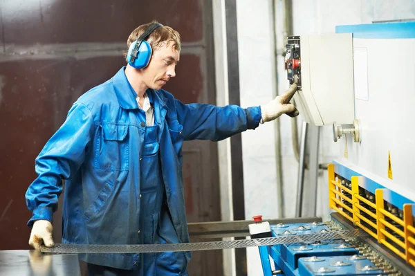 Arbetstagaren fungerande giljotin saxen maskin — Stockfoto