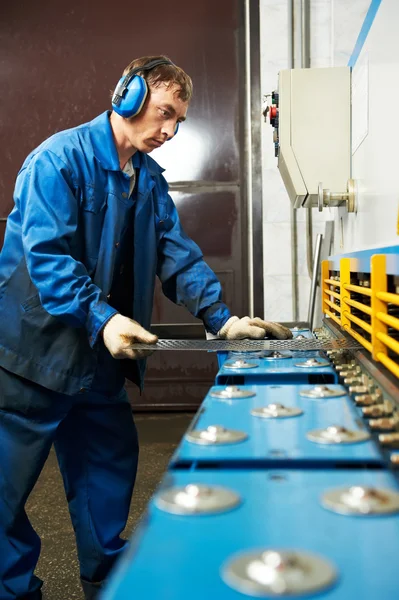Pracownik operacyjny Gilotyna nożyce maszyny — Zdjęcie stockowe