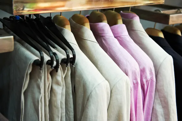 Одежда на вешалке в магазине — стоковое фото