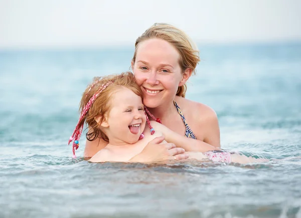 女人和孩子在红海 — 图库照片