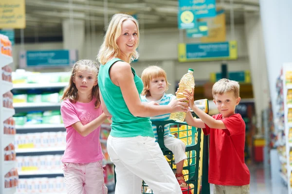Frau und Junge beim Einkaufen — Stockfoto