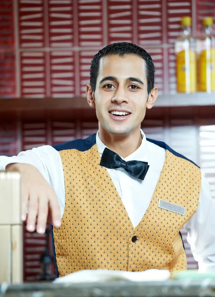 Vrolijke Arabische barman — Stockfoto