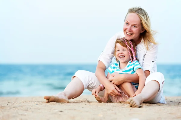Женщина и ребенок на морском пляже — стоковое фото