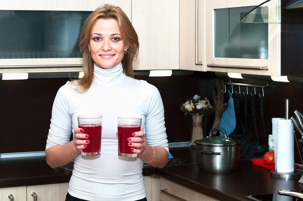 Красивая улыбающаяся женщина держит стаканы с напитками — стоковое фото