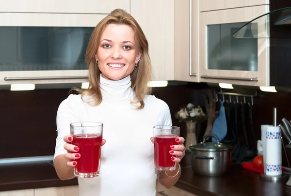 Hermosa mujer sonriente sosteniendo vasos con bebidas —  Fotos de Stock