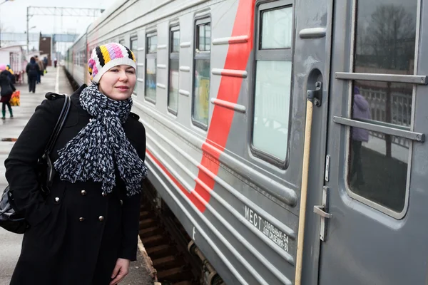 Κορίτσι λέει αντίο αναχωρεί τρένο και κύματα, με το χέρι μετά από αυτόν — Φωτογραφία Αρχείου