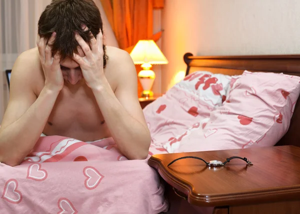 Ein Mann im Bett nach einem schweren Kater. — Stockfoto