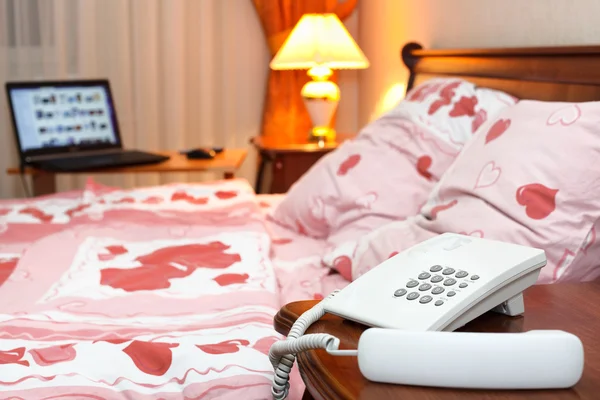 携帯電話とラップトップの寝室のインテリア — ストック写真