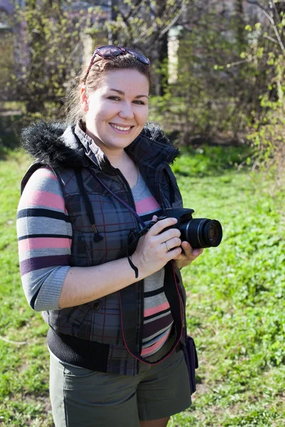 Krásná žena s moderní kamery ve venkovním prostoru — Stock fotografie