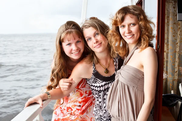 Τρεις όμορφες νεαρές γυναίκες, ένα Καυκάσιους που στέκονται μαζί στο κατάστρωμα του y — Φωτογραφία Αρχείου