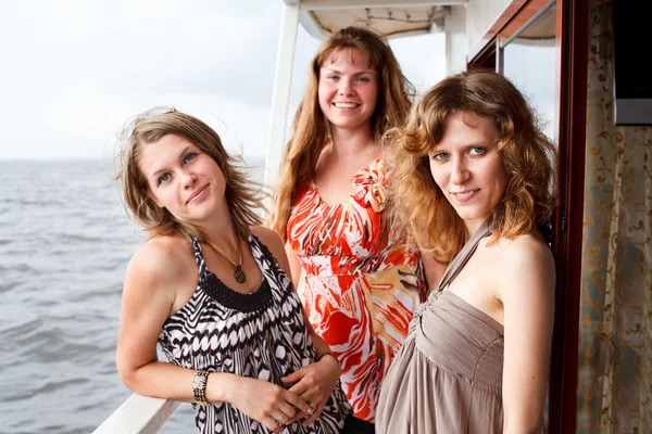 Τρεις όμορφες νεαρές γυναίκες, ένα Καυκάσιους που στέκονται μαζί στο κατάστρωμα του y — Φωτογραφία Αρχείου