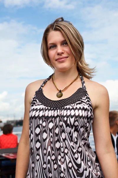 Retrato de expressão caucasiana jovem no vestido. Ao ar livre — Fotografia de Stock