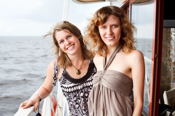 Twee mooie jonge vrouwen een blanke permanent samen op het dek van yac — Stockfoto