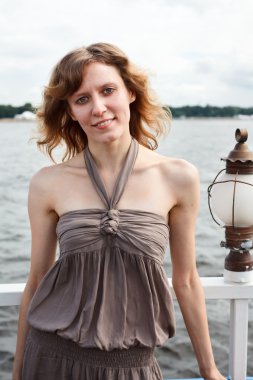 içinde beyaz genç kadın portresi