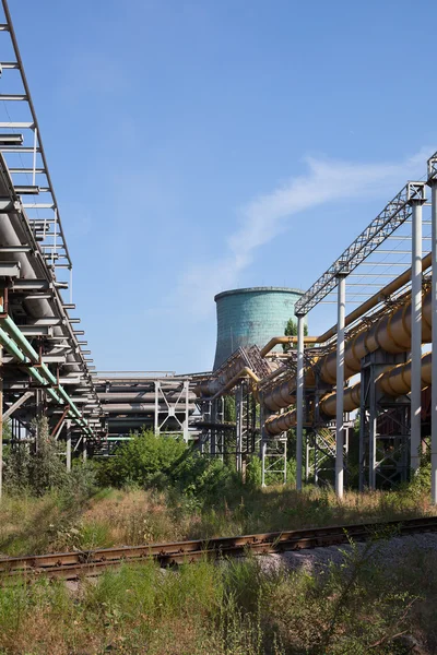 Gasoductos industriales y oleoductos sobre metal en una planta metalúrgica. Área de construcción —  Fotos de Stock