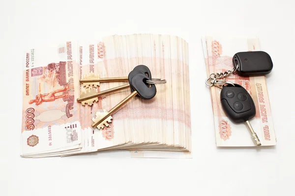 Chave do carro e pilha de notas em dinheiro — Fotografia de Stock