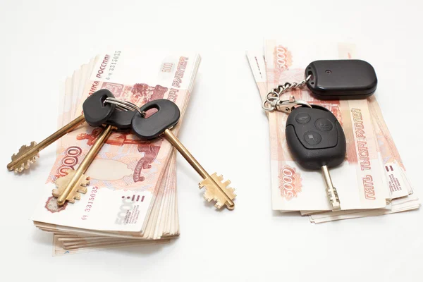 Clés de maison et clé de voiture sur l'argent comptant prêt — Photo