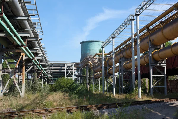 Industriële gas- en oliepijpleidingen op metaal in een metallurgische fabriek. Bouwoppervlakte — Stockfoto