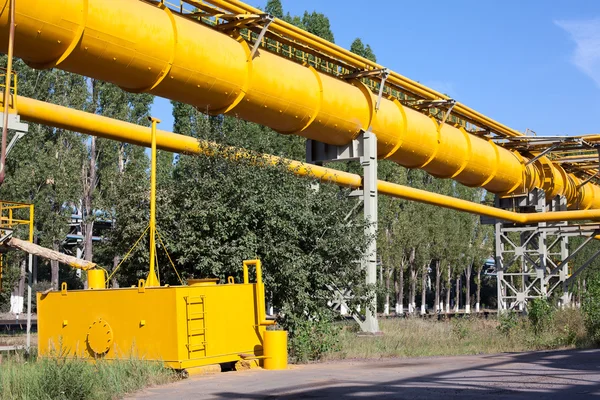 Βιομηχανική αγωγών αερίου και πετρελαίου σε μέταλλο σε μεταλλουργικές εγκαταστάσεις. τις κατασκευέ — Φωτογραφία Αρχείου