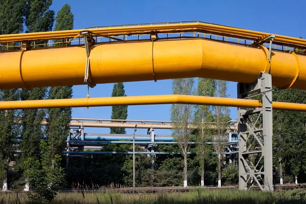 Gasoductos industriales y oleoductos sobre metal en una planta metalúrgica. Constru. — Foto de Stock