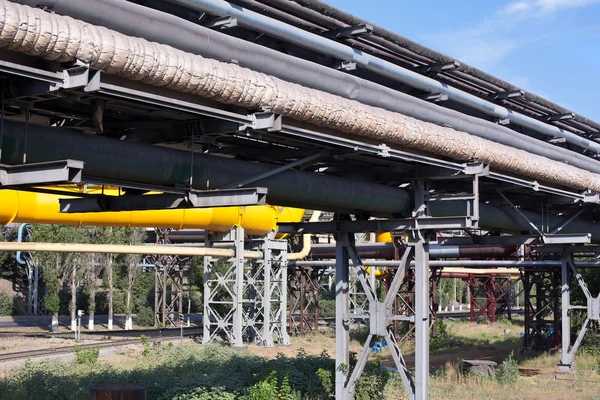 Gasoductos industriales y oleoductos sobre metal en una planta metalúrgica . — Foto de Stock